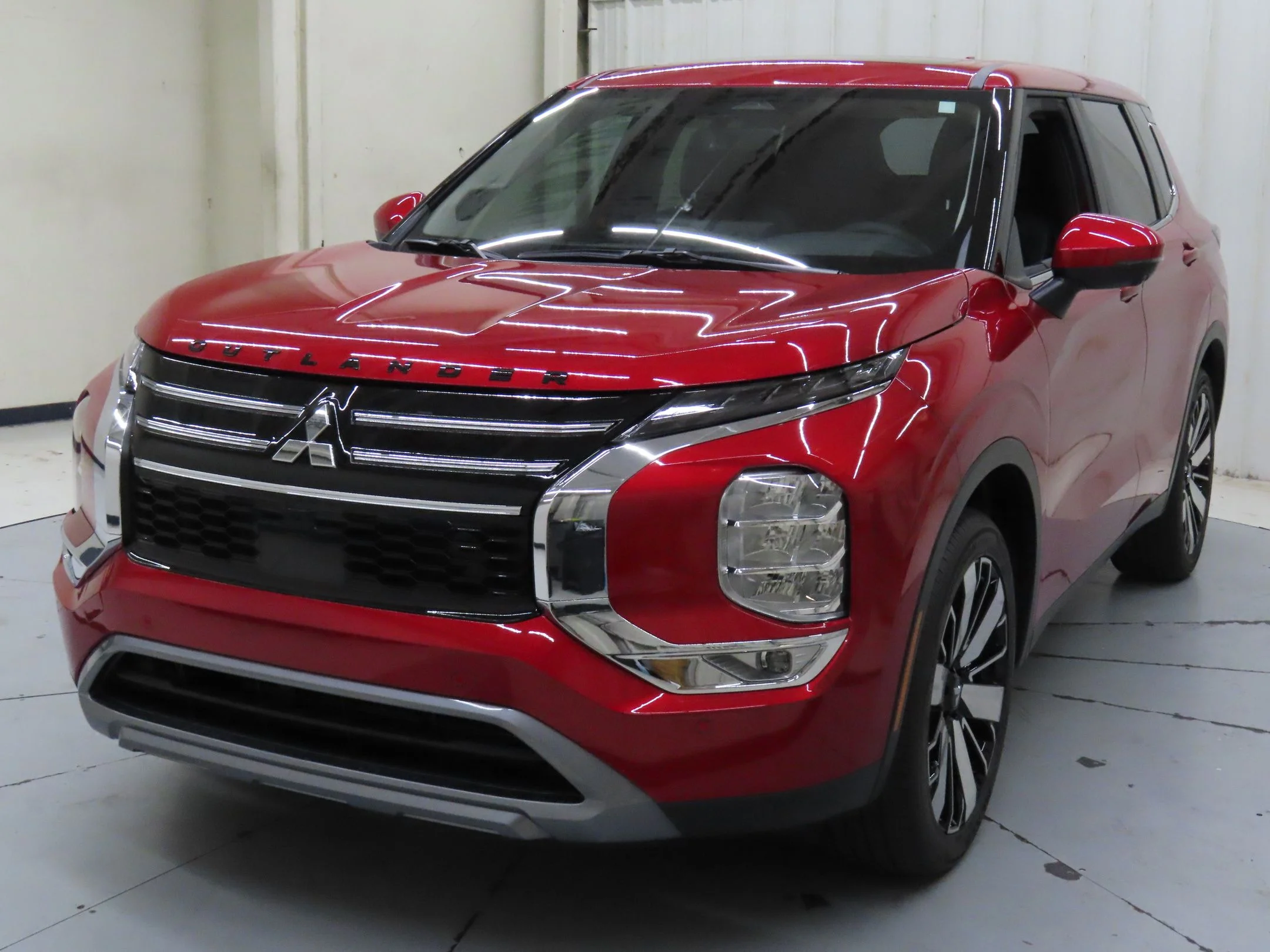 Used 2025 Red Mitsubishi SE image 8