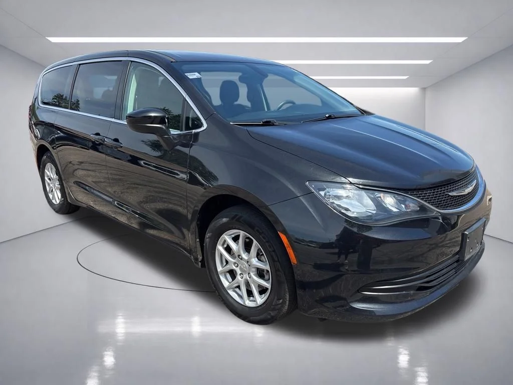 Used 2017 Brilliant Black Crystal Pearlcoat Chrysler Touring image 8