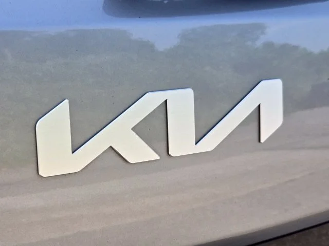Used 2025 Silver Kia  image 17
