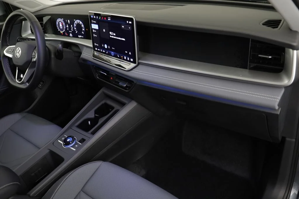 New 2026 Platinum Grey Volkswagen 2.0T SE image 20