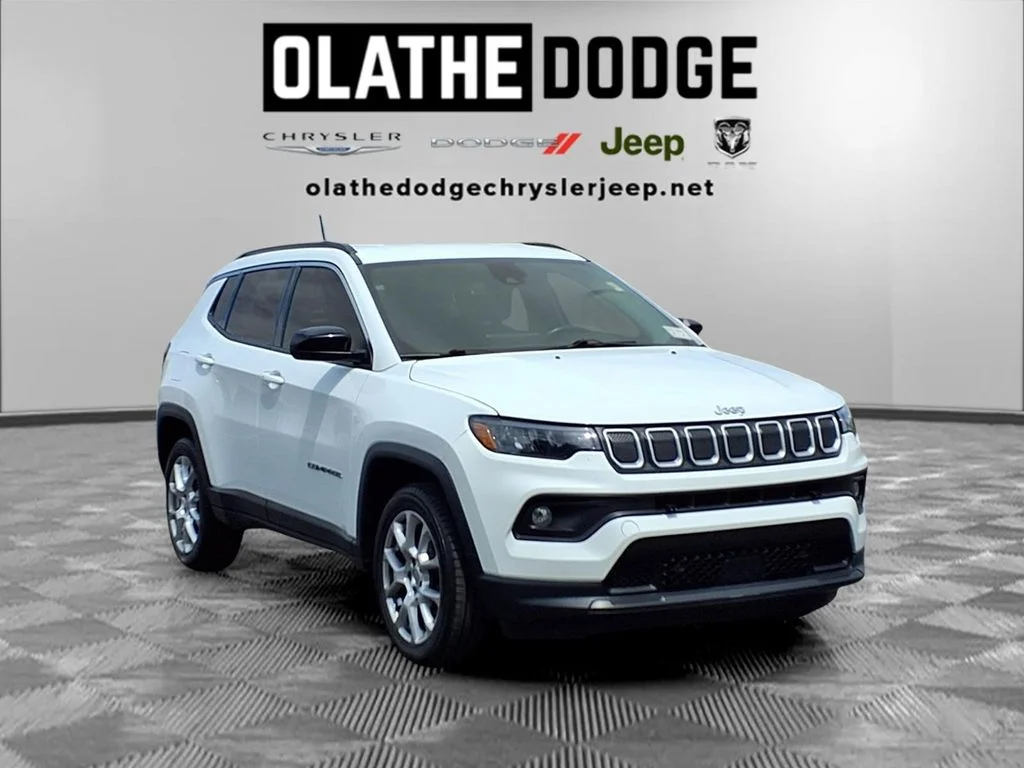 Certified Used 2022 White Jeep Latitude Lux image 32