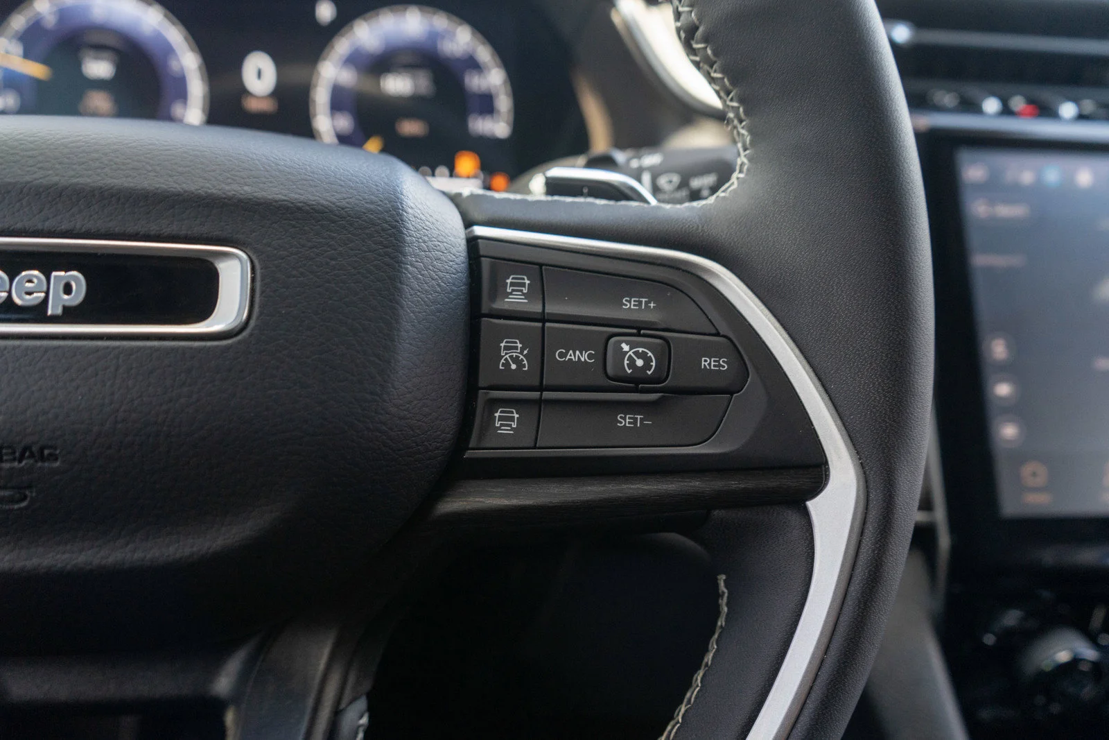 Used 2023 Diamond Black Crystal Pearlcoat Jeep Limited image 27