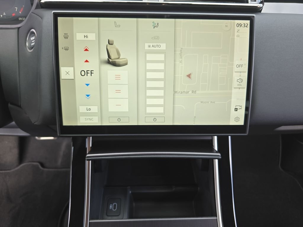 New 2026 Arroios Grey Land Rover Dynamic SE image 24