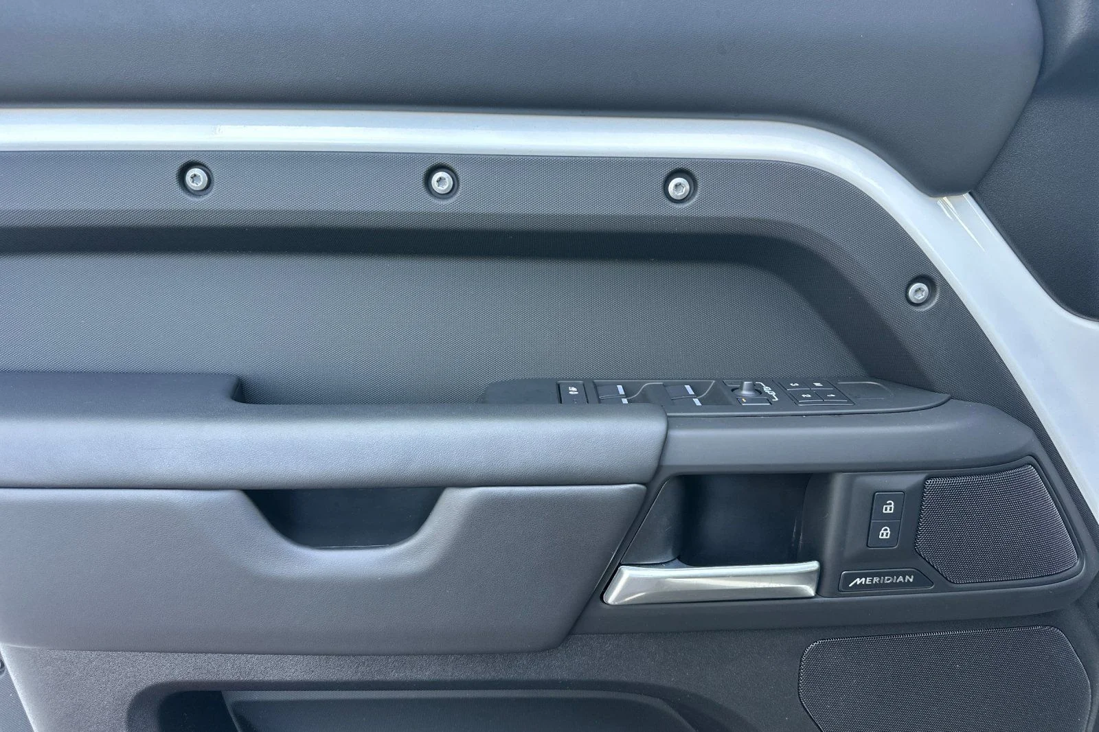 Used 2025  Land Rover S image 12