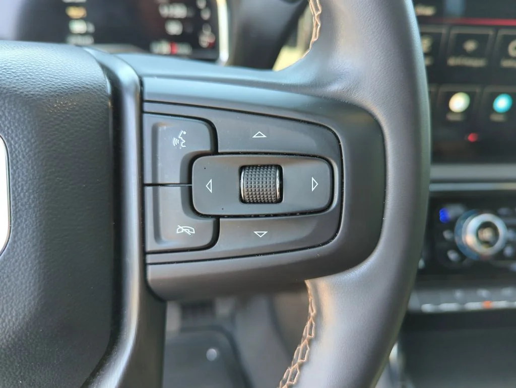 Used 2025 White GMC AT4 image 22