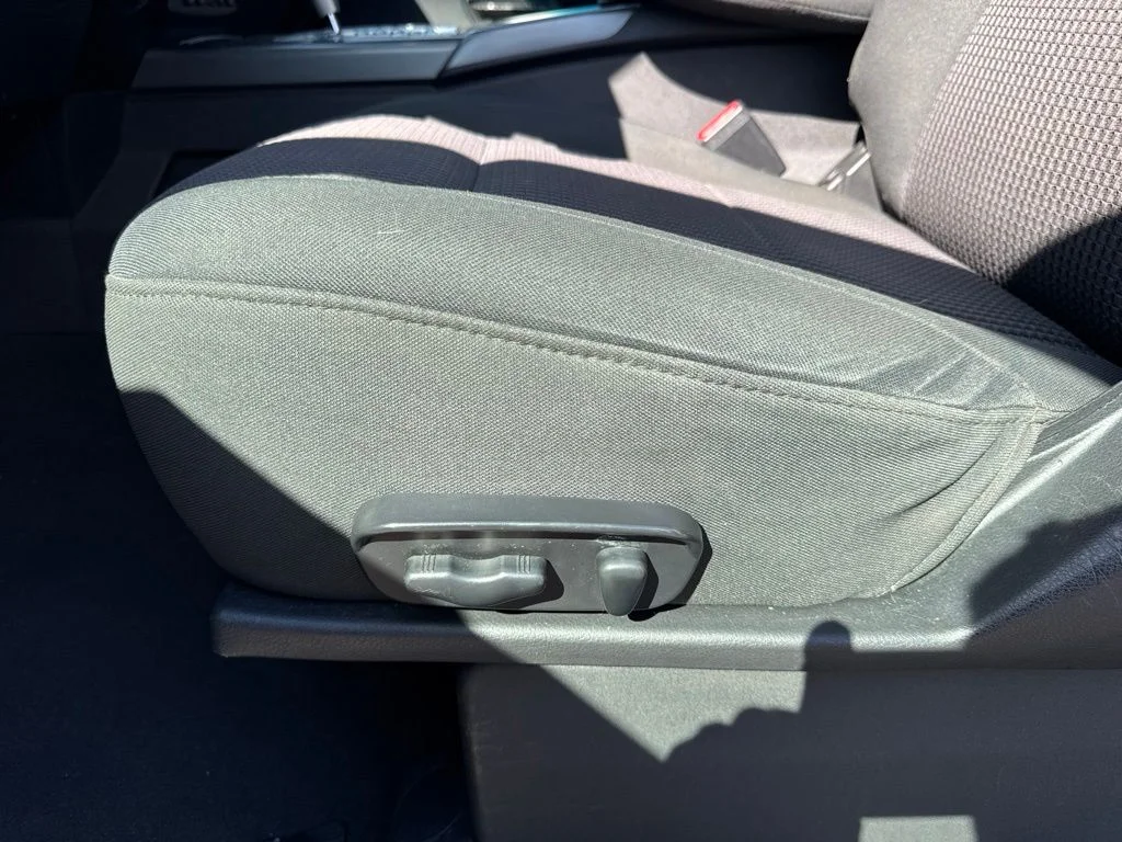 Used 2010 Silver Nissan SE image 18