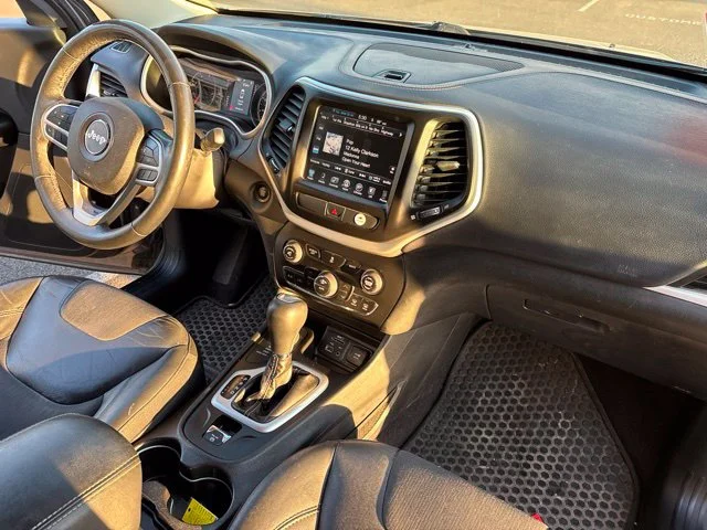 Used 2018 Silver Jeep Latitude Plus image 3