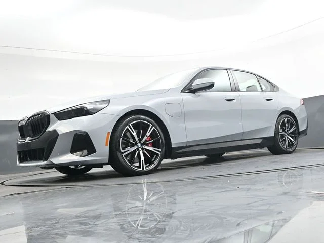 Used 2026 Gray BMW 550e xDrive image 37