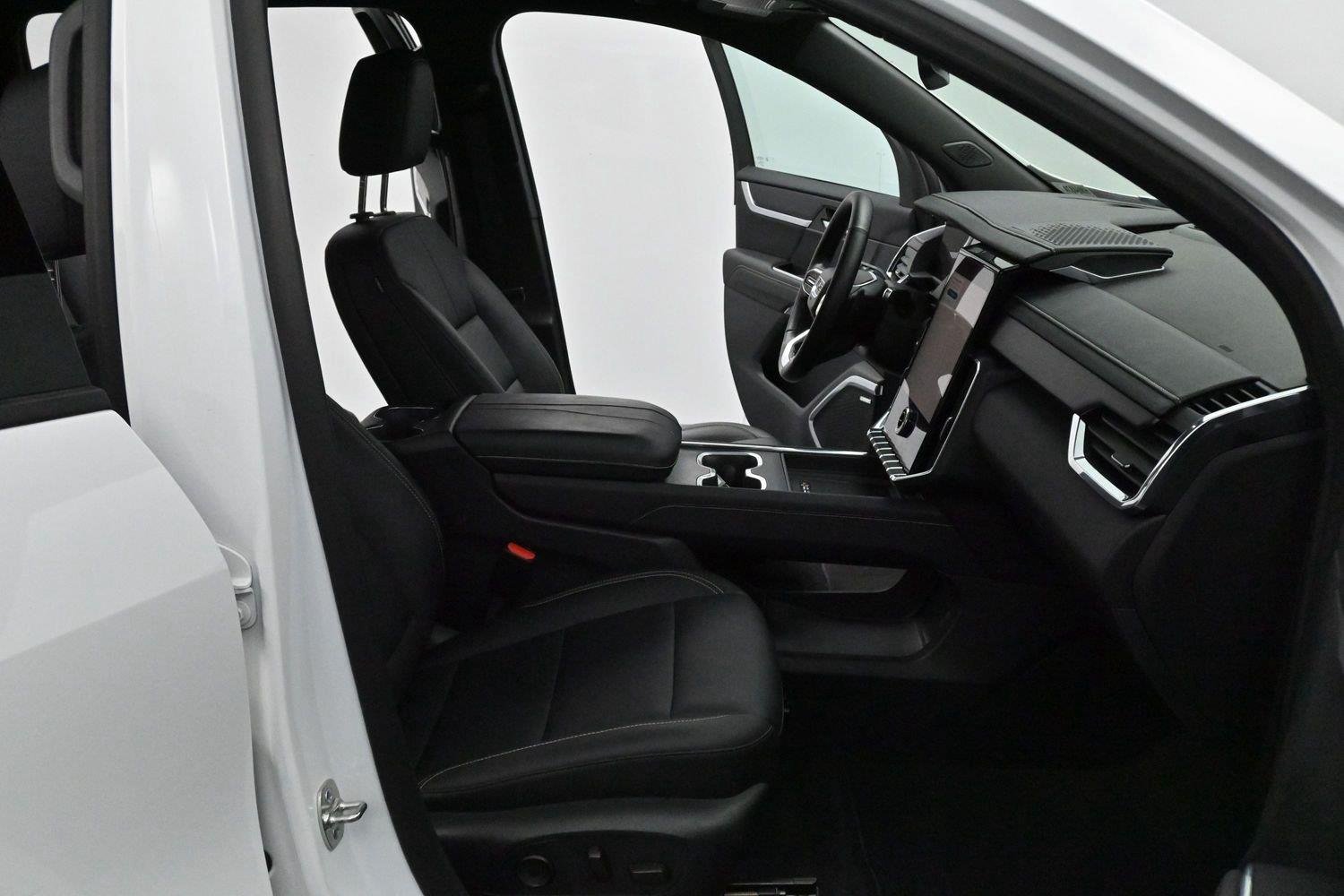 Used 2024 Summit White GMC FWD Elevation image 32
