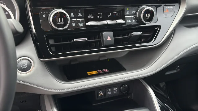 Used 2026 White/off-white Toyota XLE image 31
