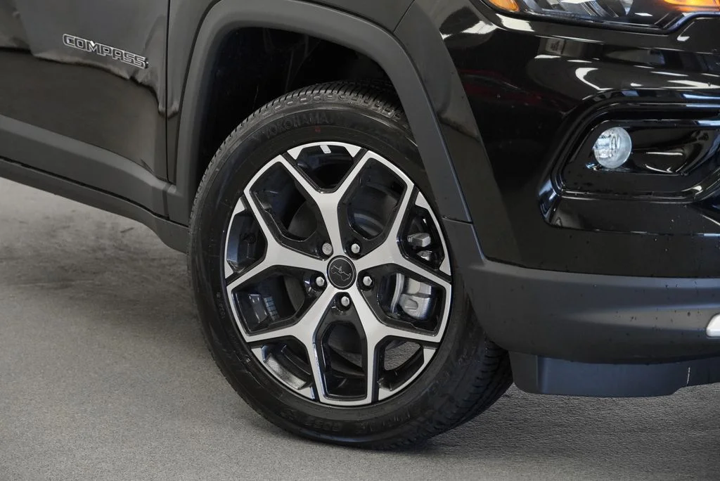 New 2026 Diamond Black Crystal Pearl-Coat Exterior Paint Jeep Limited image 7
