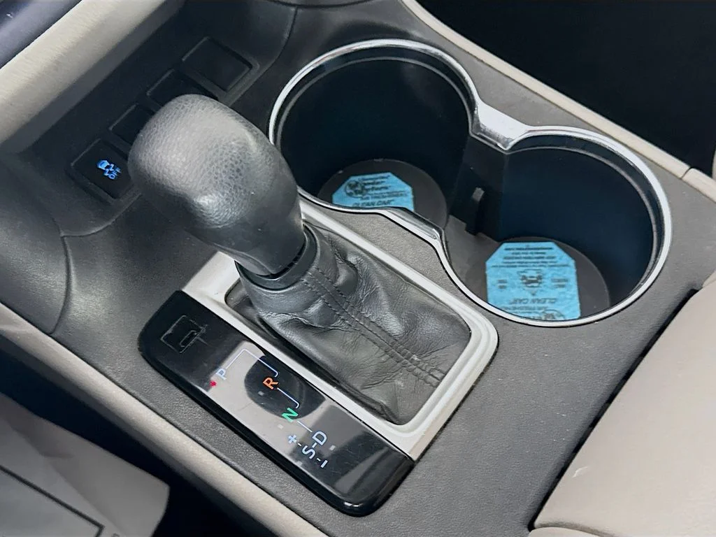 Used 2015 Silver Toyota LE image 19