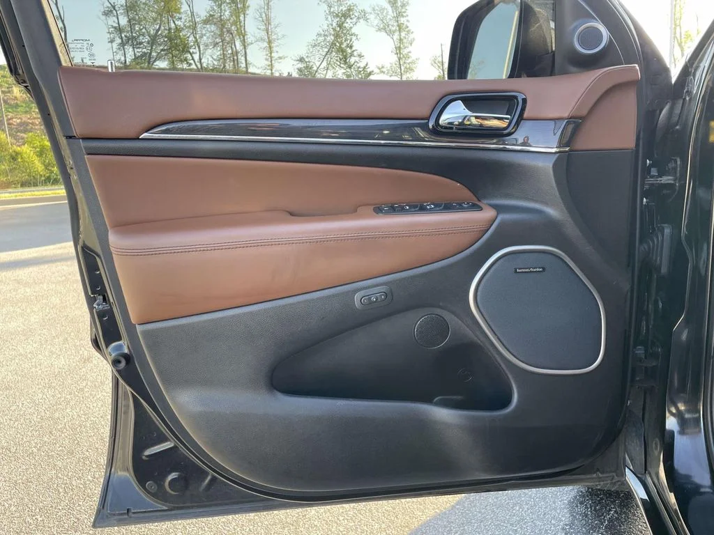 Used 2020 Diamond Black Crystal Pearlcoat Jeep Overland image 5