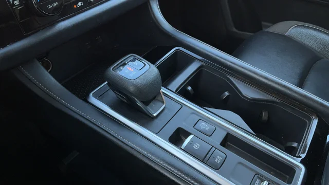 Used 2022 White Nissan SL image 18