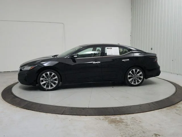 Used 2022 Black Nissan Platinum image 5