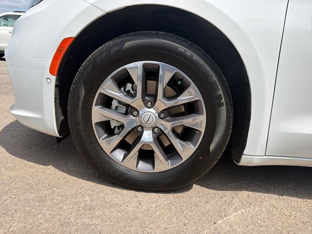Used 2026 White Chrysler Pinnacle image 10