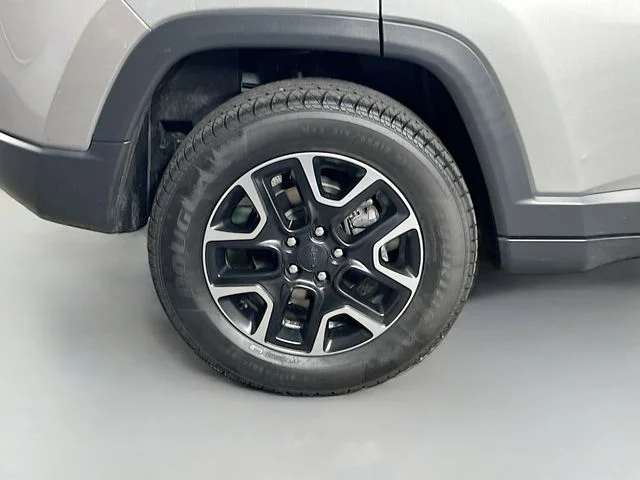 Used 2019 Silver Jeep Trailhawk image 34