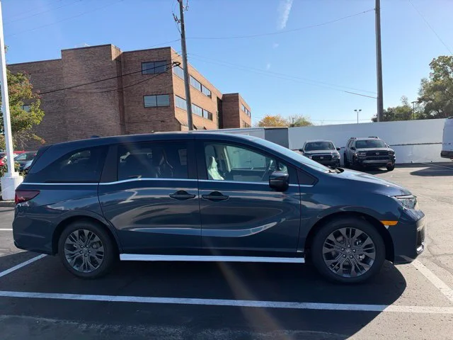 New 2027 Smoke Blue Pearl Honda Touring image 4