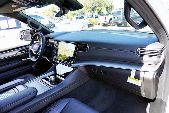 New 2026 Bright White Clear-Coat Exterior Paint Jeep Limited Altitude image 11