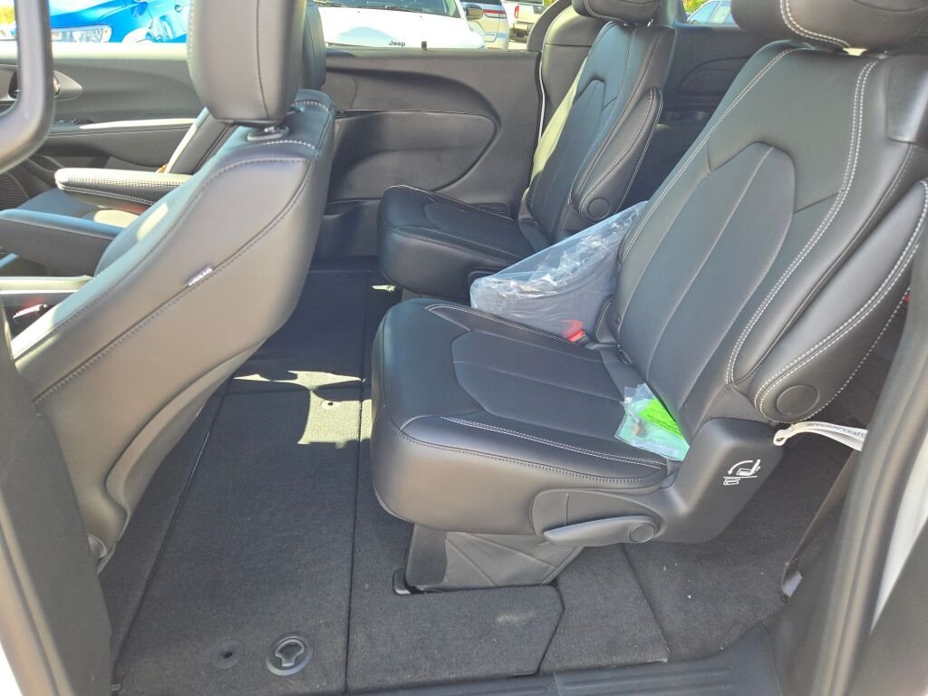 2026 Chrysler Pacifica Select - Photo 14