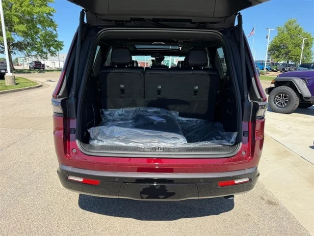New 2026 Velvet Red Pearl-Coat Exterior Paint Jeep Limited Reserve image 6