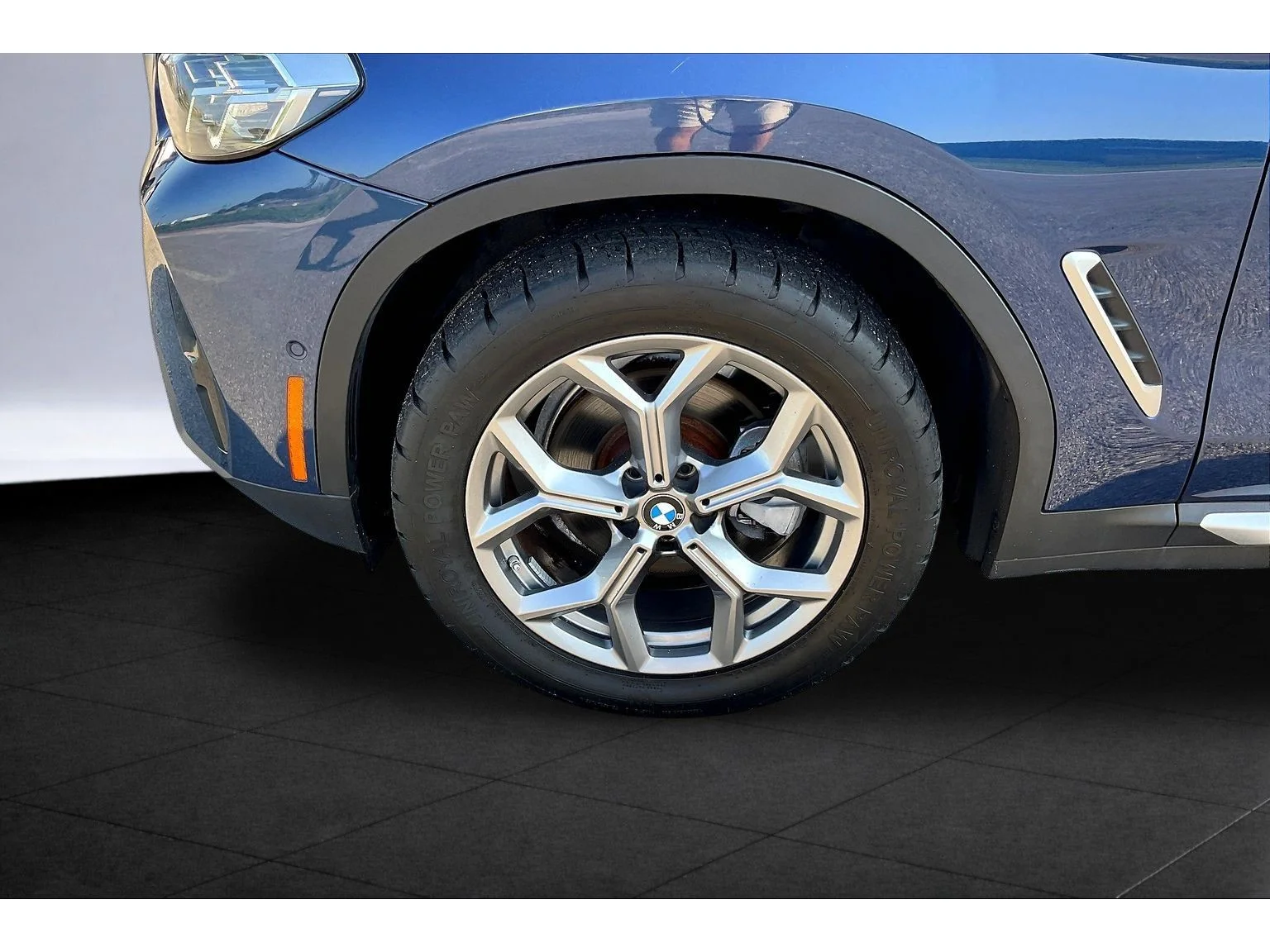 Used 2024  BMW sDrive30i image 7