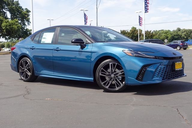 New 2026 Ocean Gem with Midnight Black Metallic roof <sup>1</sup> Toyota  XSE image 6