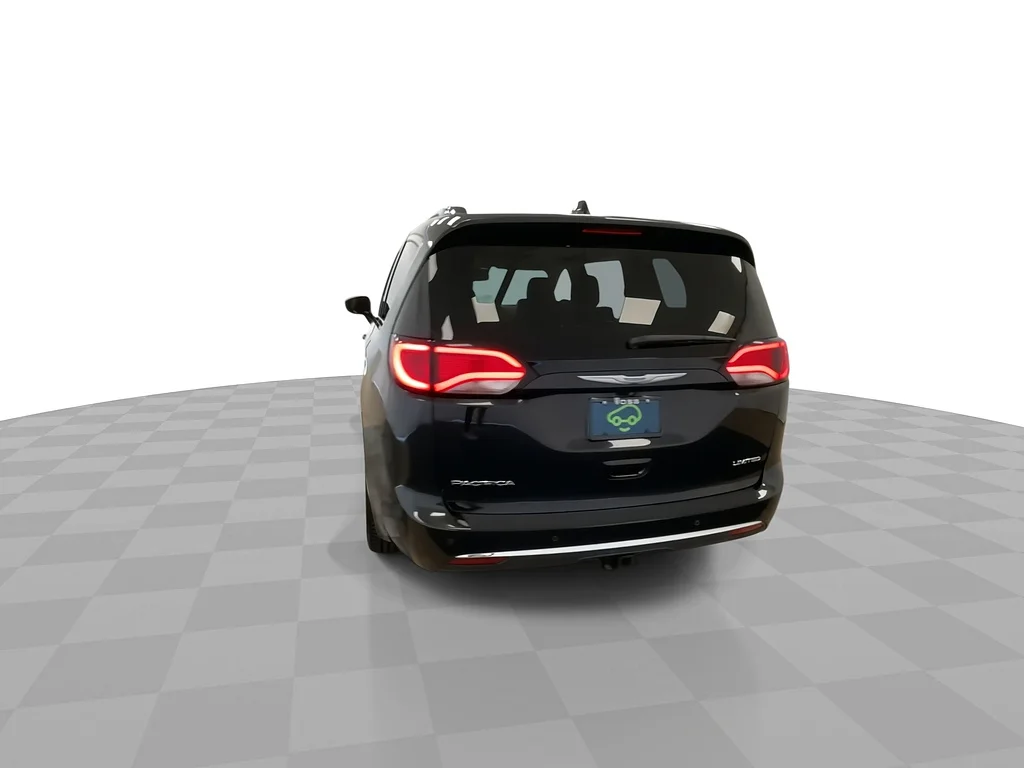 Used 2019 Brilliant Black Crystal Pearl Coat Chrysler Limited image 8