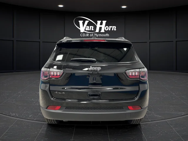 New 2026 Diamond Black Crystal Pearl-Coat Exterior Paint Jeep Latitude image 6