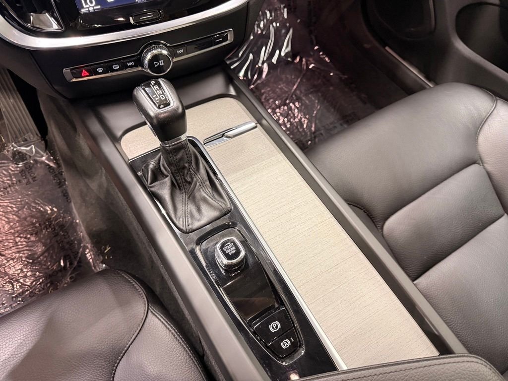 Used 2022 White Volvo  image 18
