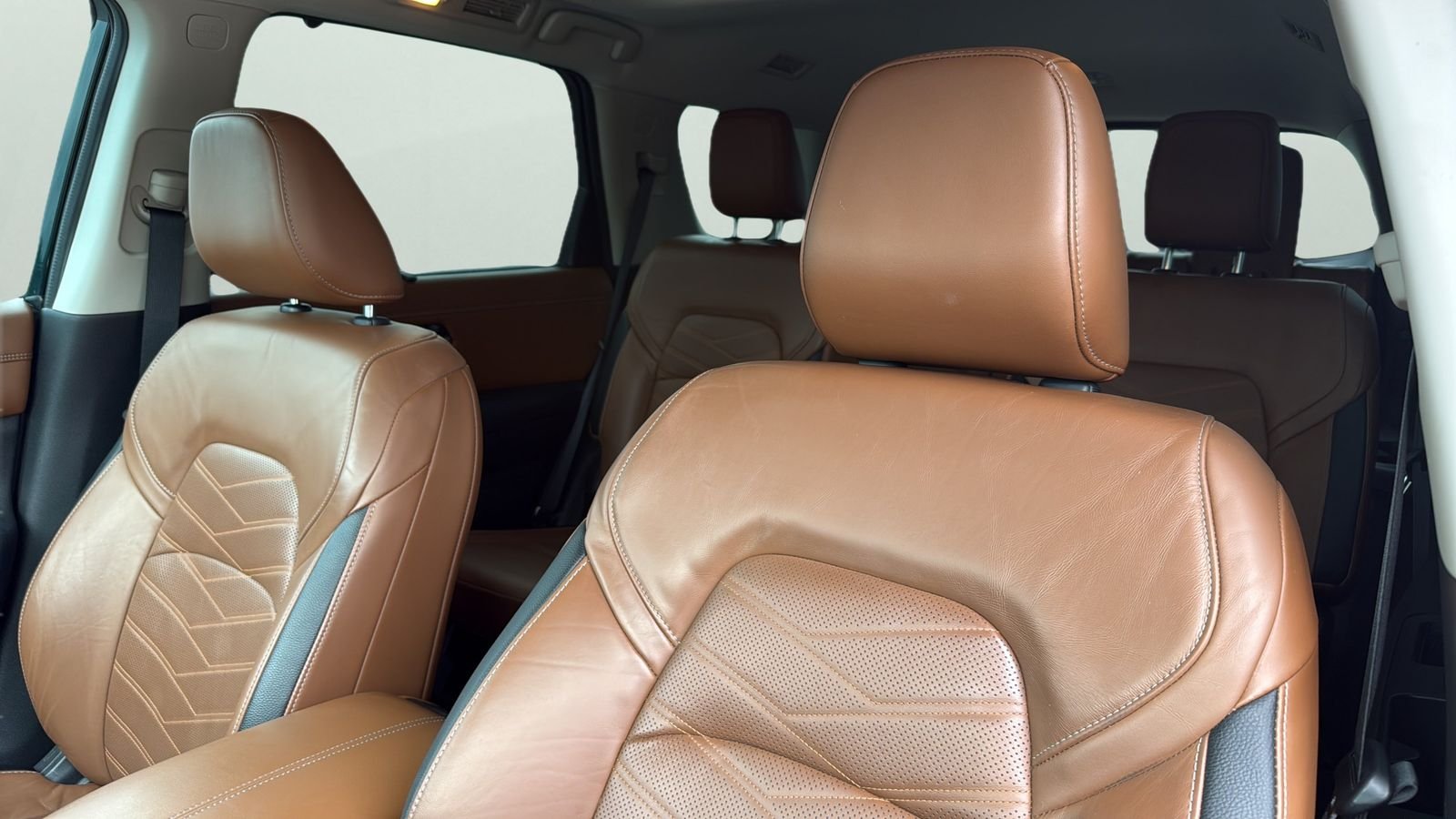 Used 2022 Black Nissan Platinum image 9