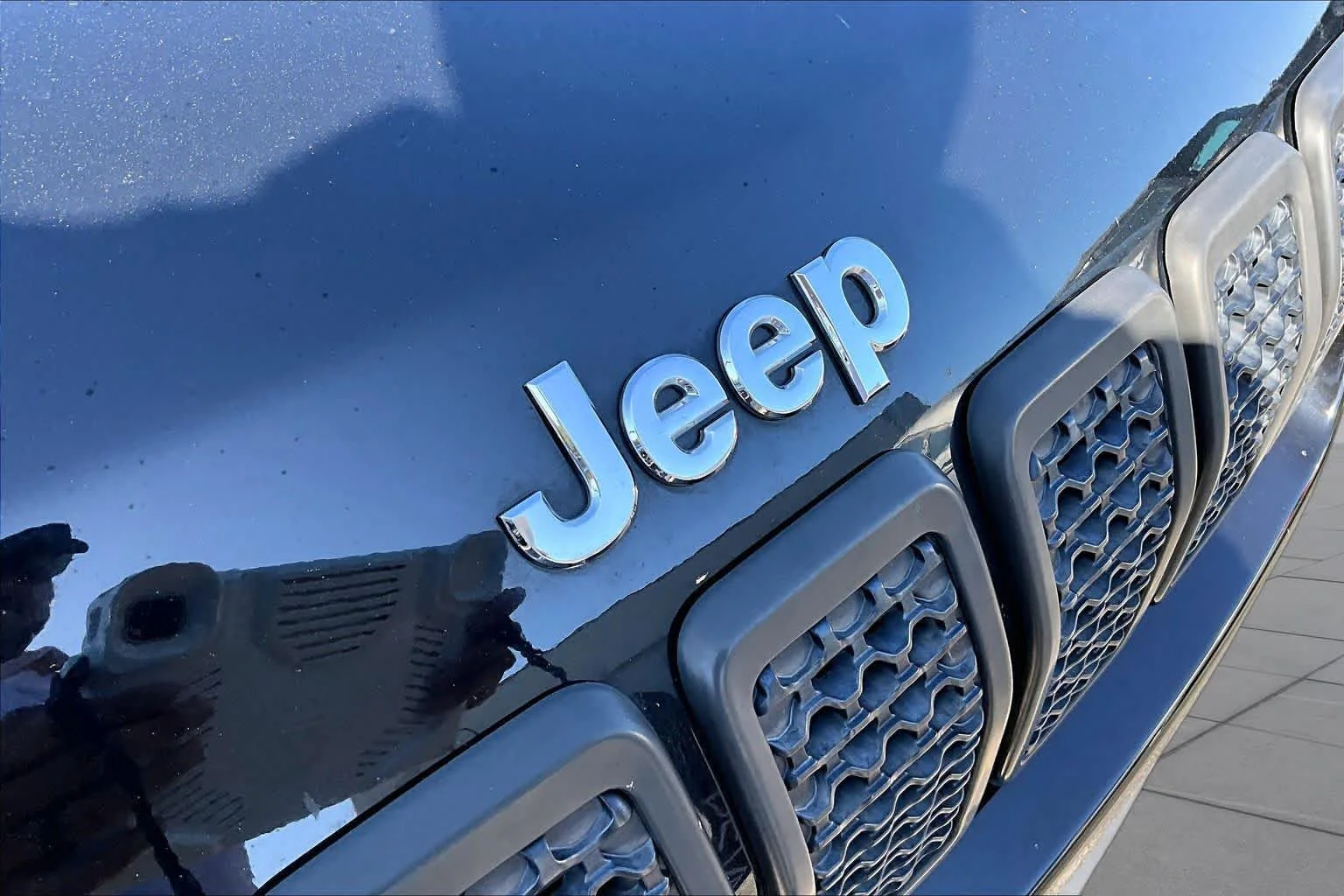 Used 2021 Diamond Black Crystal Pearlcoat Jeep Latitude image 28