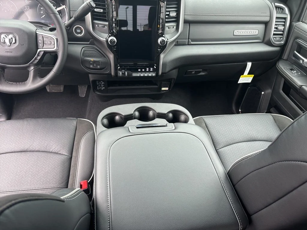 New 2026 Diamond Black Crystal Pearl-Coat Exterior Paint RAM LARAMIE image 33