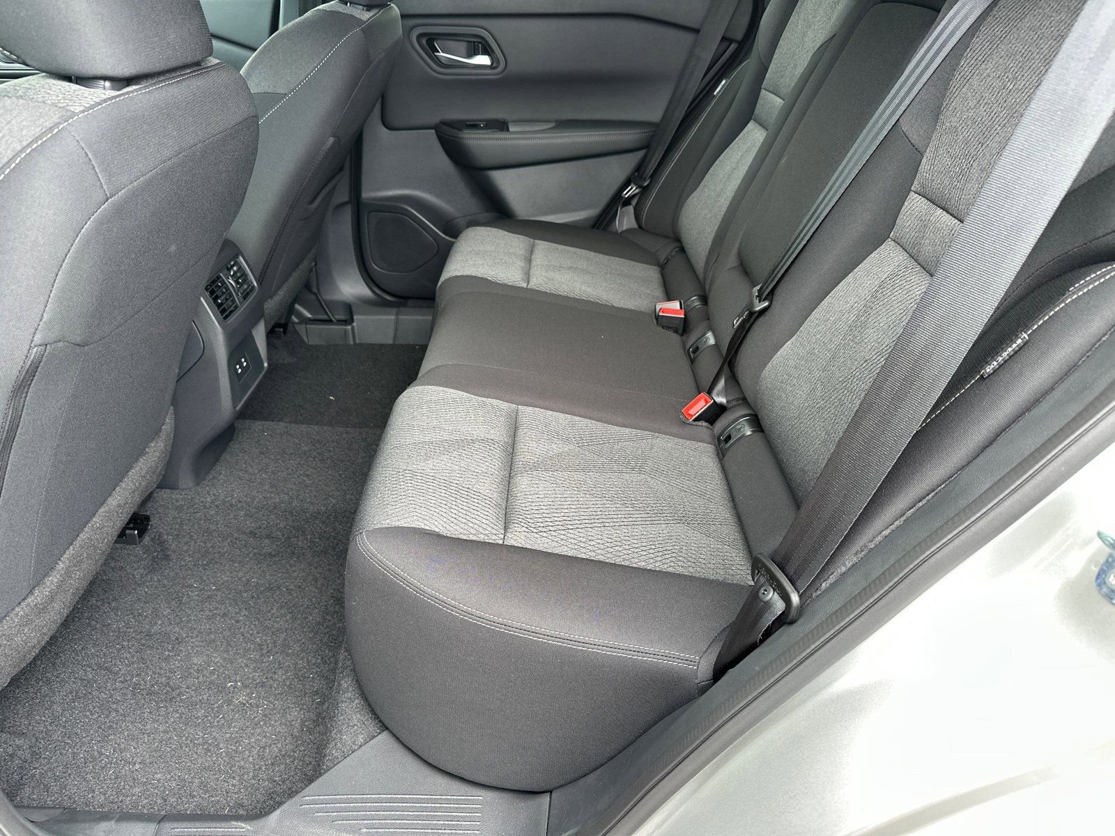 2025 Nissan Rogue SV - Photo 22