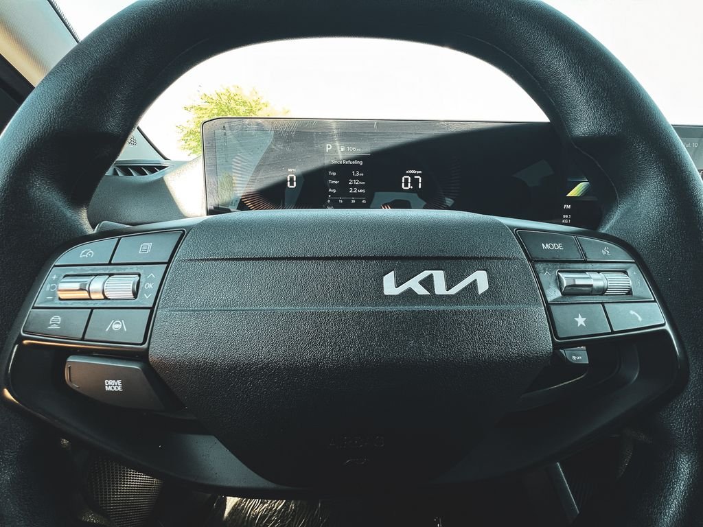 Used 2025 White Kia LXS image 29