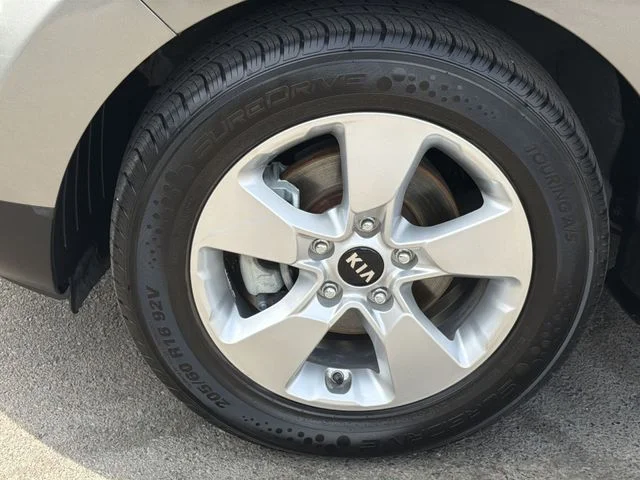 Used 2017 Gray Kia Base image 17