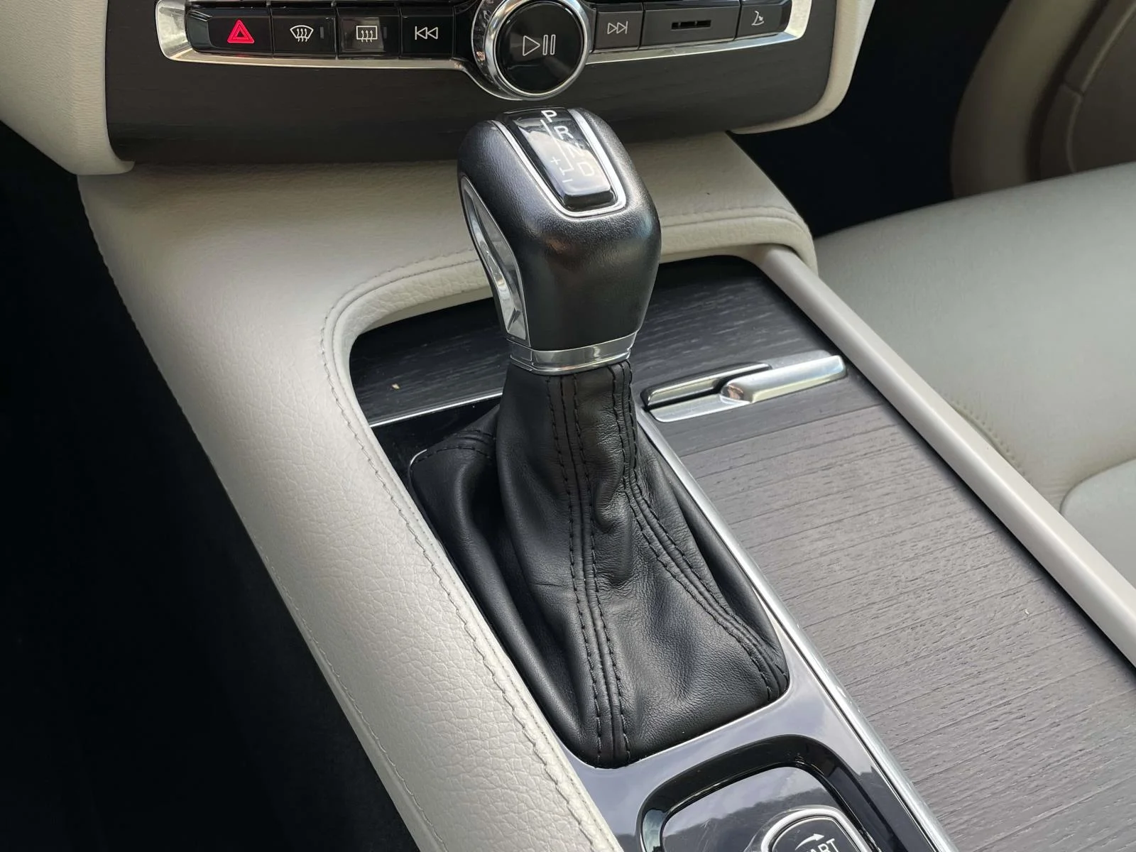 Used 2020 Denim Blue Metallic Volvo Momentum image 20