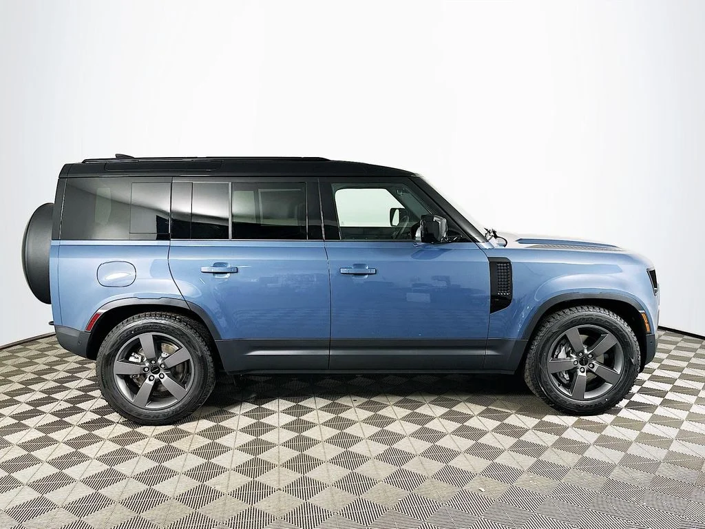 New 2026 Tasman Blue Metallic Land Rover S image 4