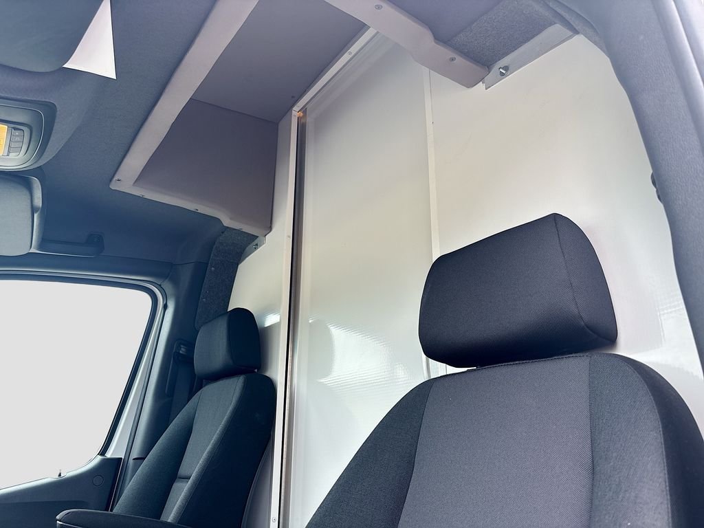 Used 2024  Mercedes-Benz DRY BOX TRUCK image 30
