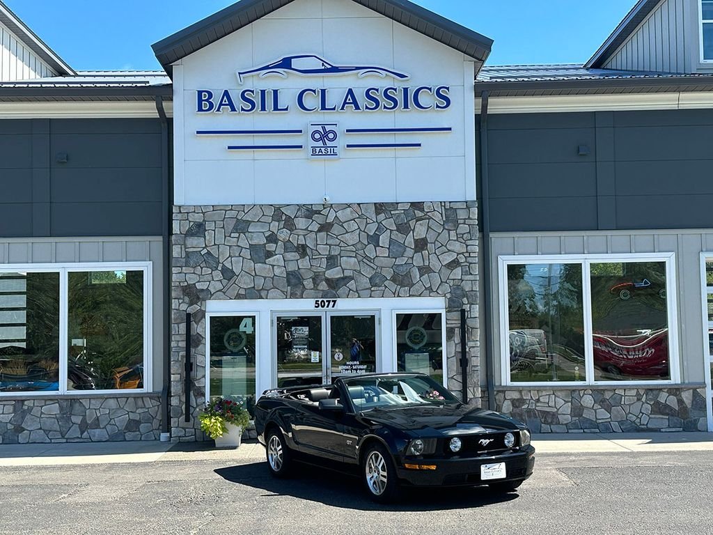 Used 2005 Black Ford  image 2
