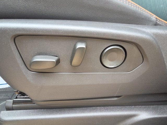 Used 2025 White GMC AT4 image 24