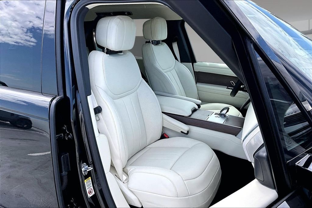 New 2026 SANTORINI BLACK Land Rover SE 7 Seats image 12