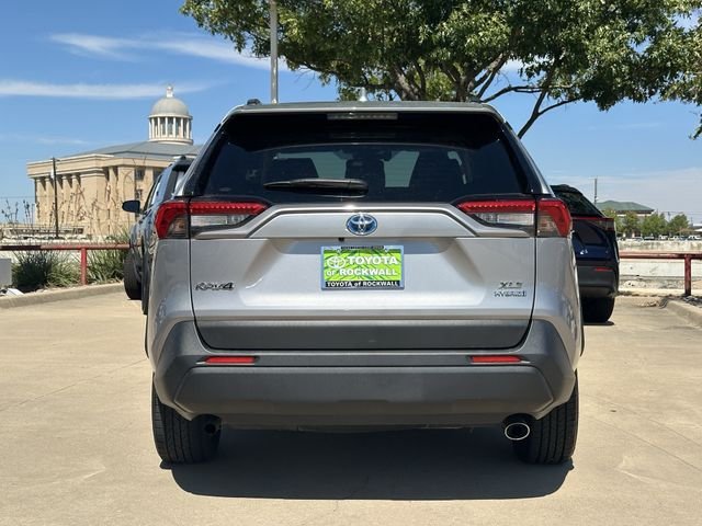 Used 2022 Silver Toyota XLE Premium image 4