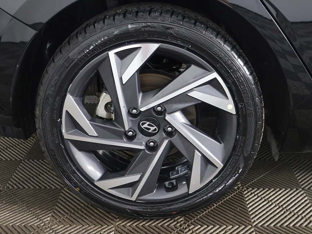 Used 2025 Black Hyundai SEL Convenience image 21