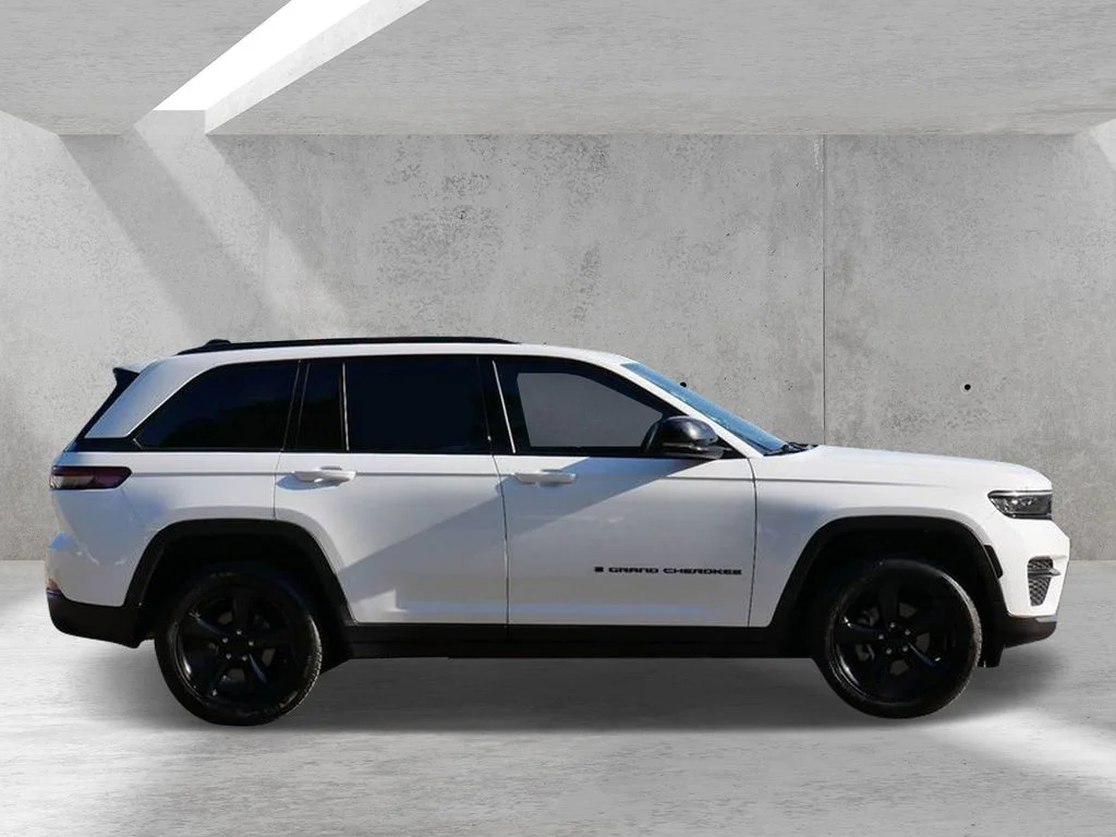 Used 2022 White Jeep Altitude image 2