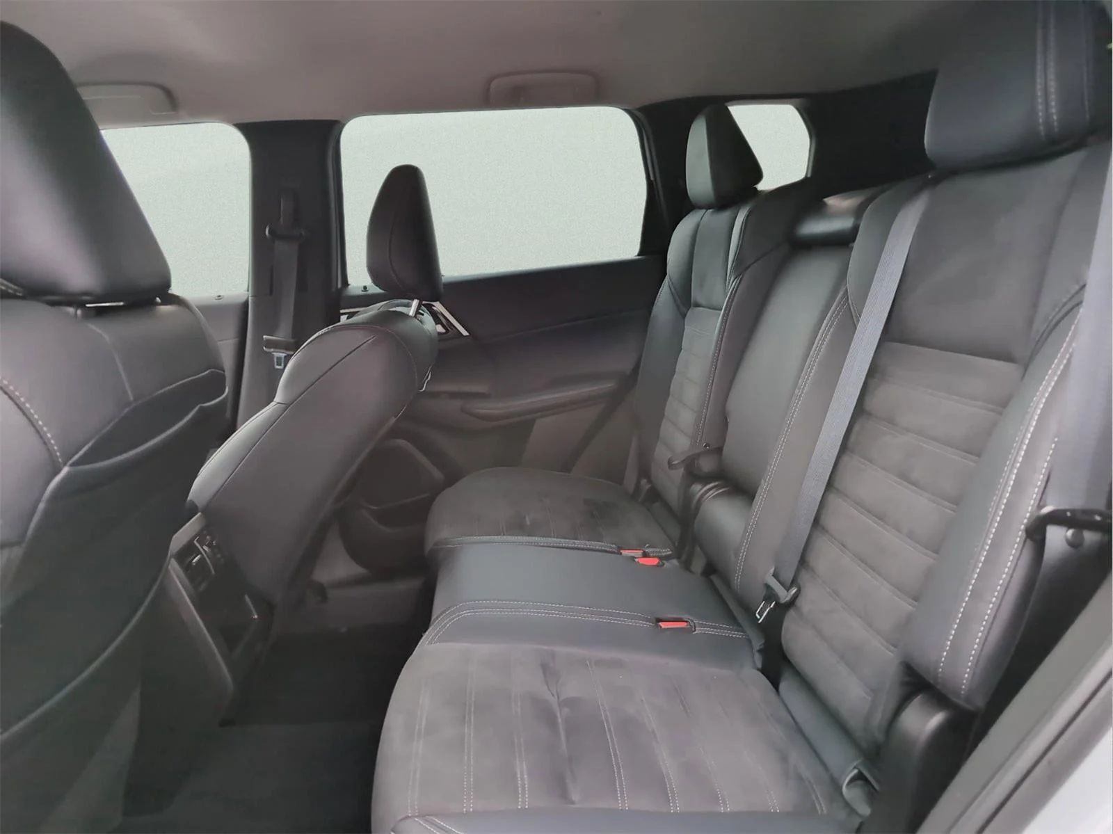 Used 2022 White Diamond Mitsubishi Black Edition image 28