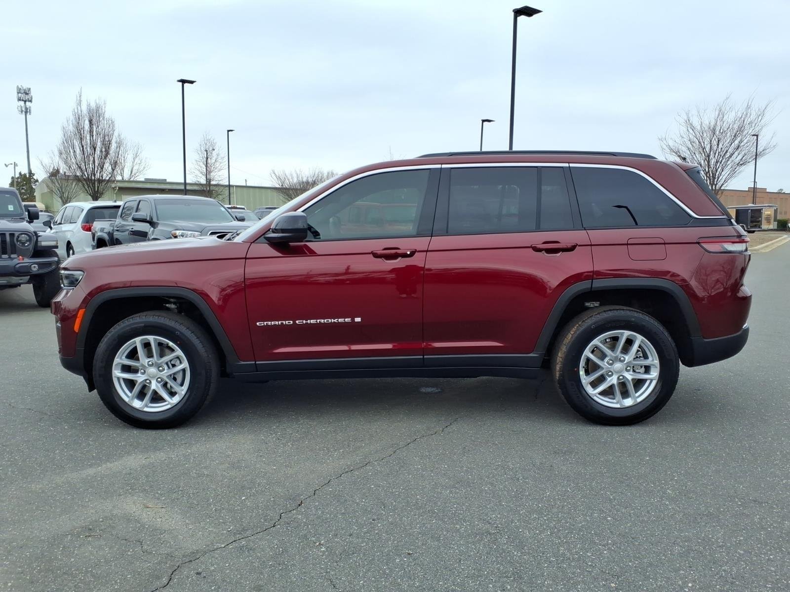 New 2026 Velvet Red Pearl-Coat Exterior Paint Jeep Laredo image 13