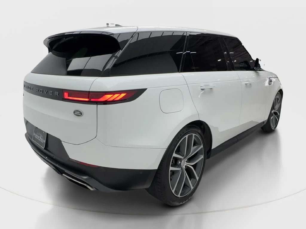 Used 2023 White Land Rover SE image 8
