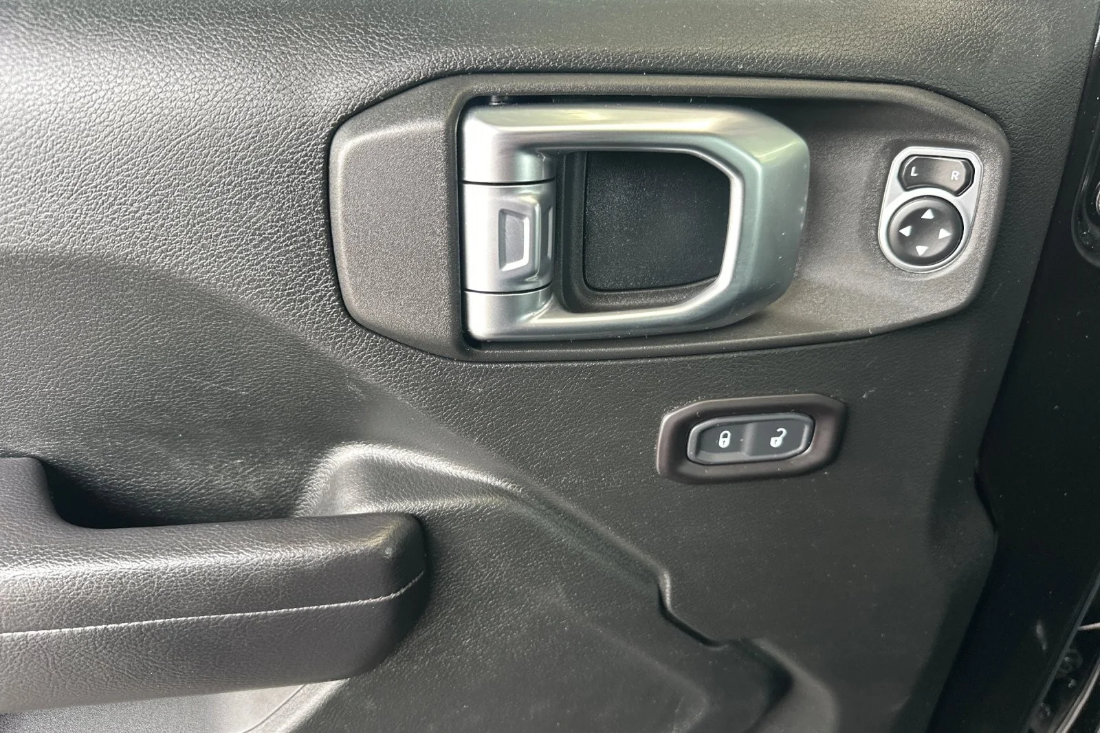Used 2019 BLACK Jeep Sport image 10