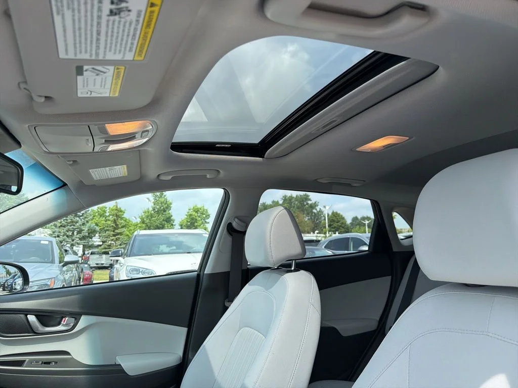 Used 2023 Black Hyundai SEL image 13